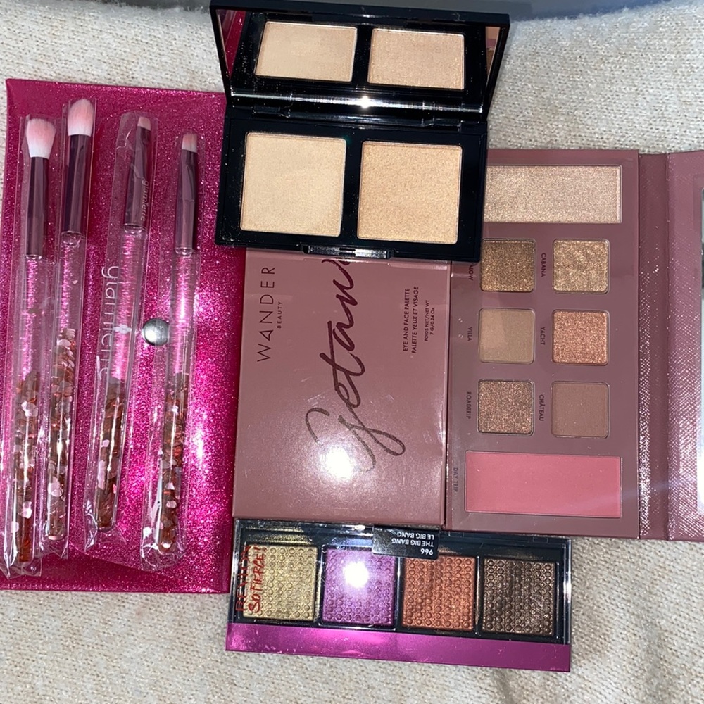 Makeup Bundle with Brushes, highlighter, eyeshadow